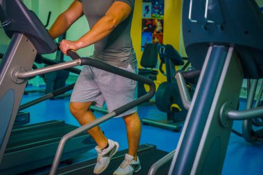 Spor salonunda vücut geliştirmeci