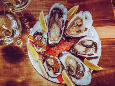 İstiridye masada şarap ile