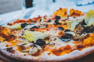 Restoranda pizza.