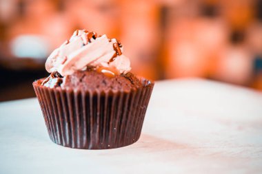 bir tepsi üzerinde pek çok güzel pastalar