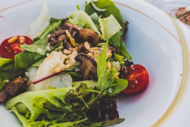 Beyaz bir plaka üzerinde dana Carpaccio