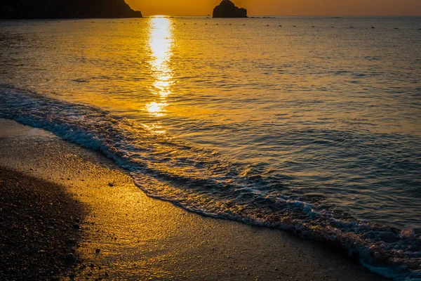 Magnífico amanecer en el mar — Foto de Stock
