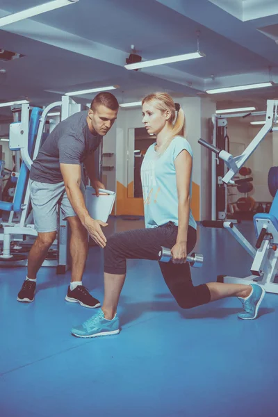 Personal Training im Fitnessstudio — Stockfoto