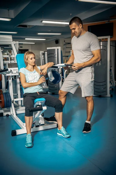 Personal training in the gym — Stock Photo, Image