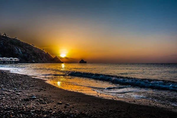 Морской пляж на рассвете — стоковое фото