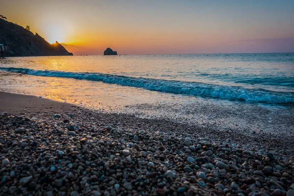 Pláž moře při západu slunce — Stock fotografie