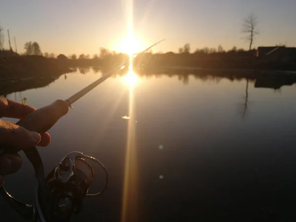 Pesca del luccio sul lago. Attività ricreative di pesca — Foto Stock