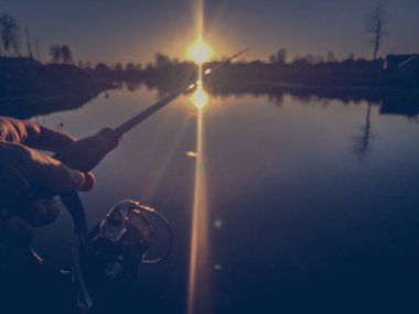 Gölde balık avlamak. Balıkçılık eğlencesi