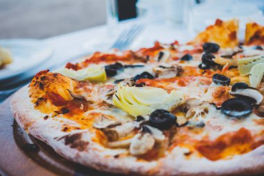 Restoranda pizza.