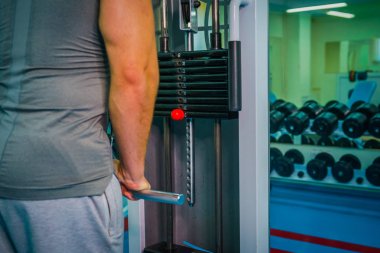 Spor salonunda vücut geliştirmeci