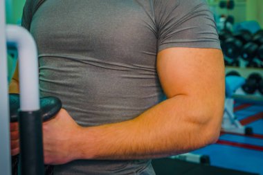 Spor salonunda vücut geliştirmeci