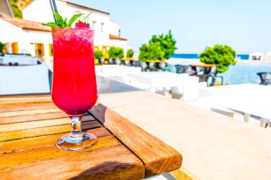 Tesiste güzel kokteyller