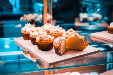 bir tepsi üzerinde pek çok güzel pastalar