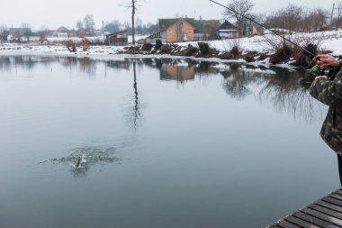 Gölde balık tutmak.