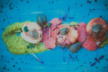 Bir tabakta kızarmış tarak