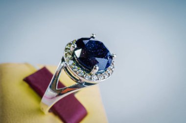 Güzel gümüş yüzük yakın