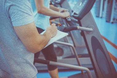 Eğitim koçu ve kızlar