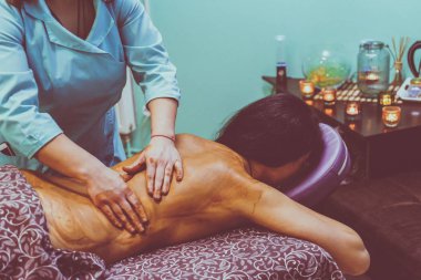 Spa salonunda çikolata masajı