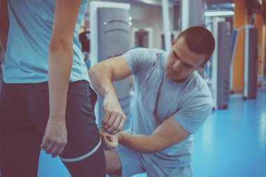 Kişisel eğitim kavramı. Koç ve istemci jimnastik salonu