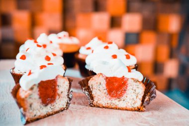 bir tepsi üzerinde pek çok güzel pastalar