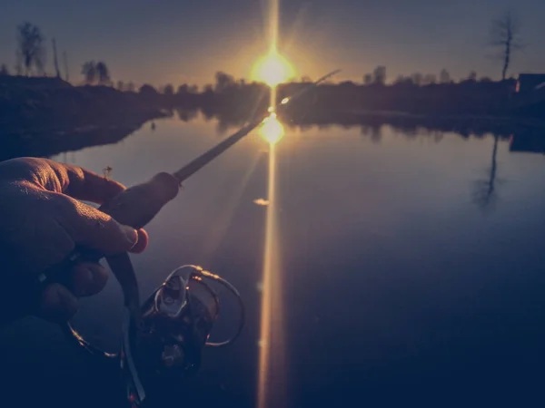 Pesca del luccio sul lago. Attività ricreative di pesca — Foto Stock