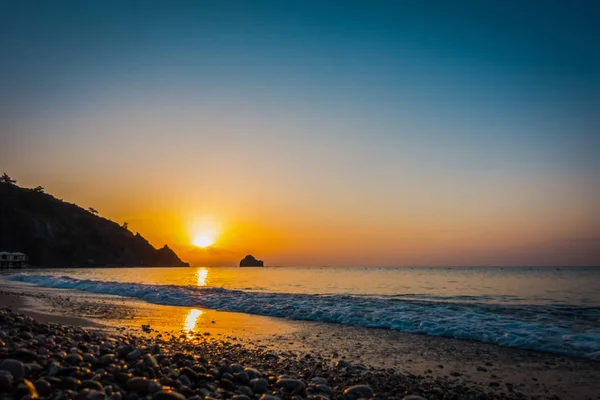 Herrlicher Sonnenaufgang über dem Meer — Stockfoto