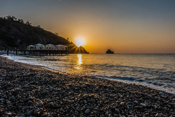 Belo nascer do sol em um resort à beira-mar — Fotografia de Stock