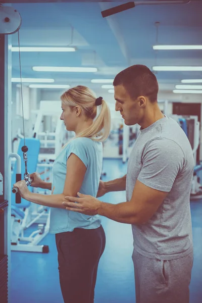 Das Konzept Des Persönlichen Trainings Trainer Und Kunde Fitnessstudio — Stockfoto