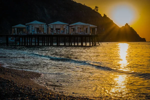 Прекрасний схід сонця на морському курорті — стокове фото