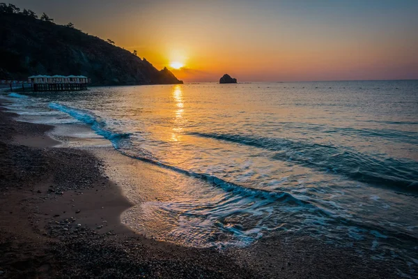 Strand am Meer bei Sonnenaufgang — Stockfoto