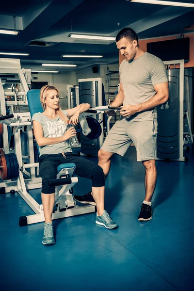 Persoonlijke training in de sportschool — Stockfoto