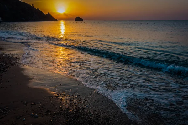 Praia do mar ao nascer do sol — Fotografia de Stock