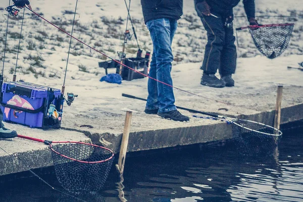 Pesca de trutas no lago. Recreação de pesca — Fotografia de Stock