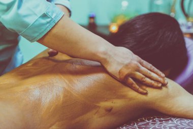 Spa salonunda çikolata masajı