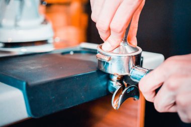 barmen bir kahve makinesi kahve hazırlar