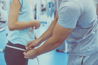 Kişisel eğitim kavramı. Koç ve istemci jimnastik salonu