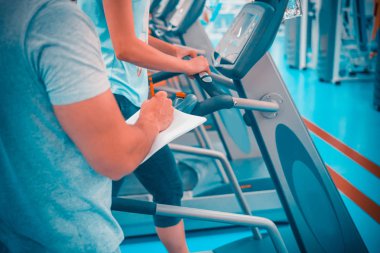 Eğitim koçu ve kızlar