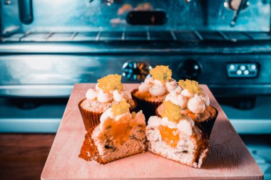 peynir ve salata ile cupcakes