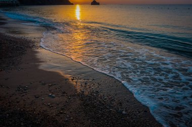Gündoğumu kumsalda deniz