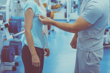 Kişisel eğitim kavramı. Koç ve istemci jimnastik salonu