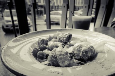 Kızarmış peynir ve sebze salatası