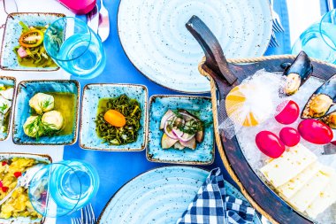 Bir balık restoranında farklı iştah açıcı atıştırmalıklar