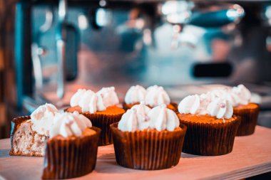 Kahve makinesi ve kafede capkake