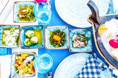 Bir balık restoranında farklı iştah açıcı atıştırmalıklar