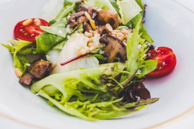 Beyaz bir plaka üzerinde dana Carpaccio