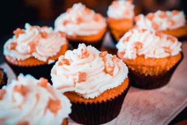 Taze kahve ve kekler