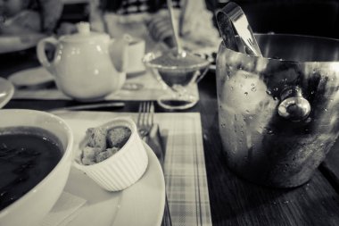 Bir tabak içinde domates çorbası