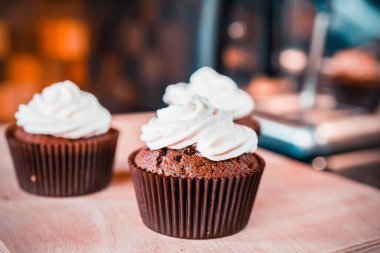 bir tepsi üzerinde pek çok güzel pastalar