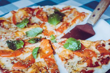 Bir tabakta Pizza margarita