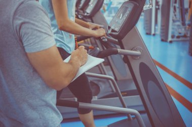 Eğitim koçu ve kızlar